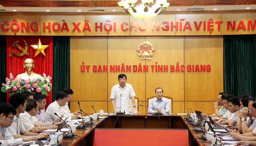 Phó Chủ tịch UBND tỉnh Bắc Ninh Ngô Tân Phượng phát biểu tại cuộc họp. Bắc Giang - Bắc Ninh họp bàn triển khai số hóa tài liệu, kết nối dữ liệu dùng chung