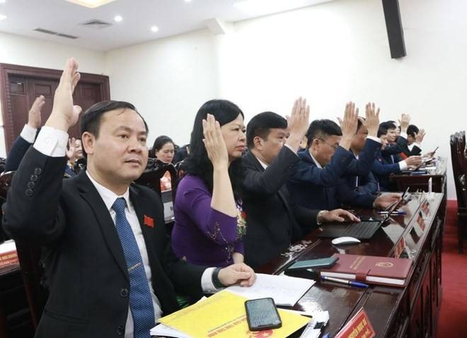 Các đại biểu HĐND tỉnh Thái Bình biểu quyết thông qua các nghị quyết tại kỳ họp. Ảnh: Hà Linh