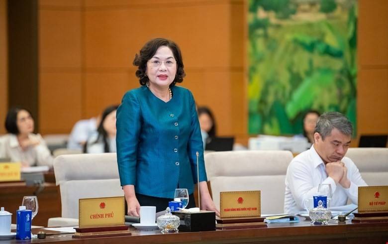 Thống đốc Nguyễn Thị Hồng trình bày tờ trình của Chính phủ về đề nghị xem xét, quyết định việc hỗ trợ 5.000 tỷ đồng vốn nhà nước để tăng vốn điều lệ cho Ngân hàng Hợp tác xã