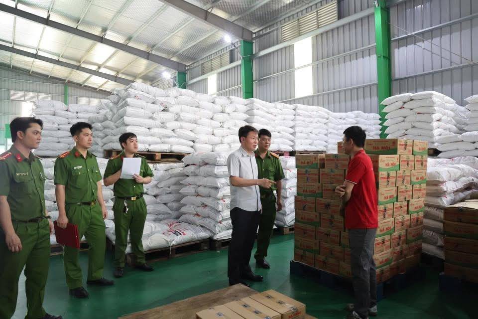 Phú Thọ: Triệt phá xưởng sản xuất hàng giả khổng lồ, thu giữ hàng trăm tấn thực phẩm kém chất lượng