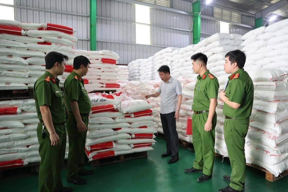 Phú Thọ: Triệt phá xưởng sản xuất hàng giả khổng lồ, thu giữ hàng trăm tấn thực phẩm kém chất lượng