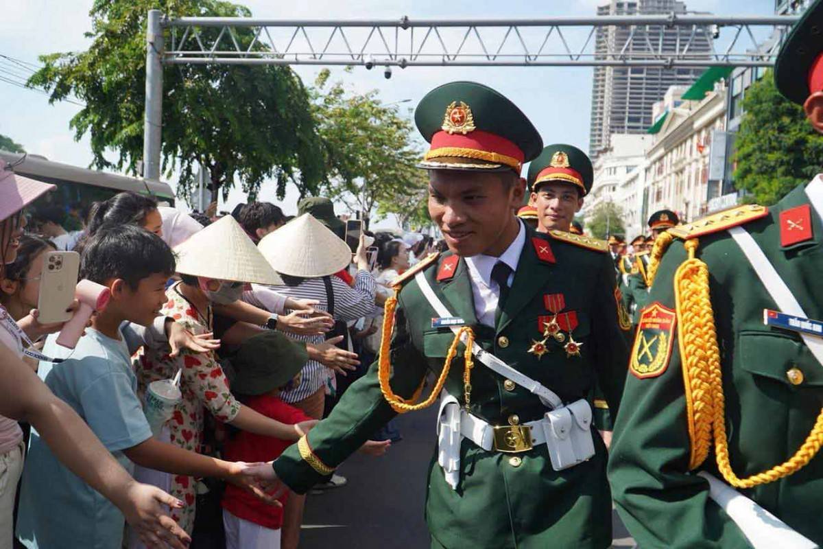 Từng đoàn diễu binh sải bước trên các tuyến đường ở TP. Hồ Chí Minh