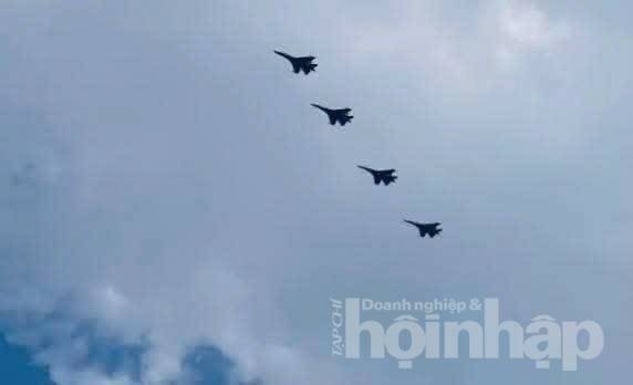 Mãn nhãn màn tổng duyệt trên không chào mừng kỷ niệm 50 năm Ngày Giải phóng miền Nam