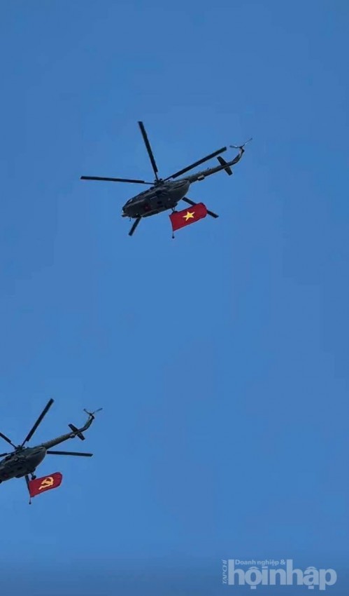 Mãn nhãn màn tổng duyệt trên không chào mừng kỷ niệm 50 năm Ngày Giải phóng miền Nam