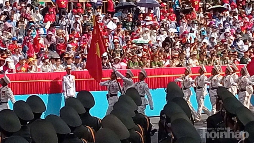 Từng đoàn diễu binh sải bước trên các tuyến đường ở TP. Hồ Chí Minh