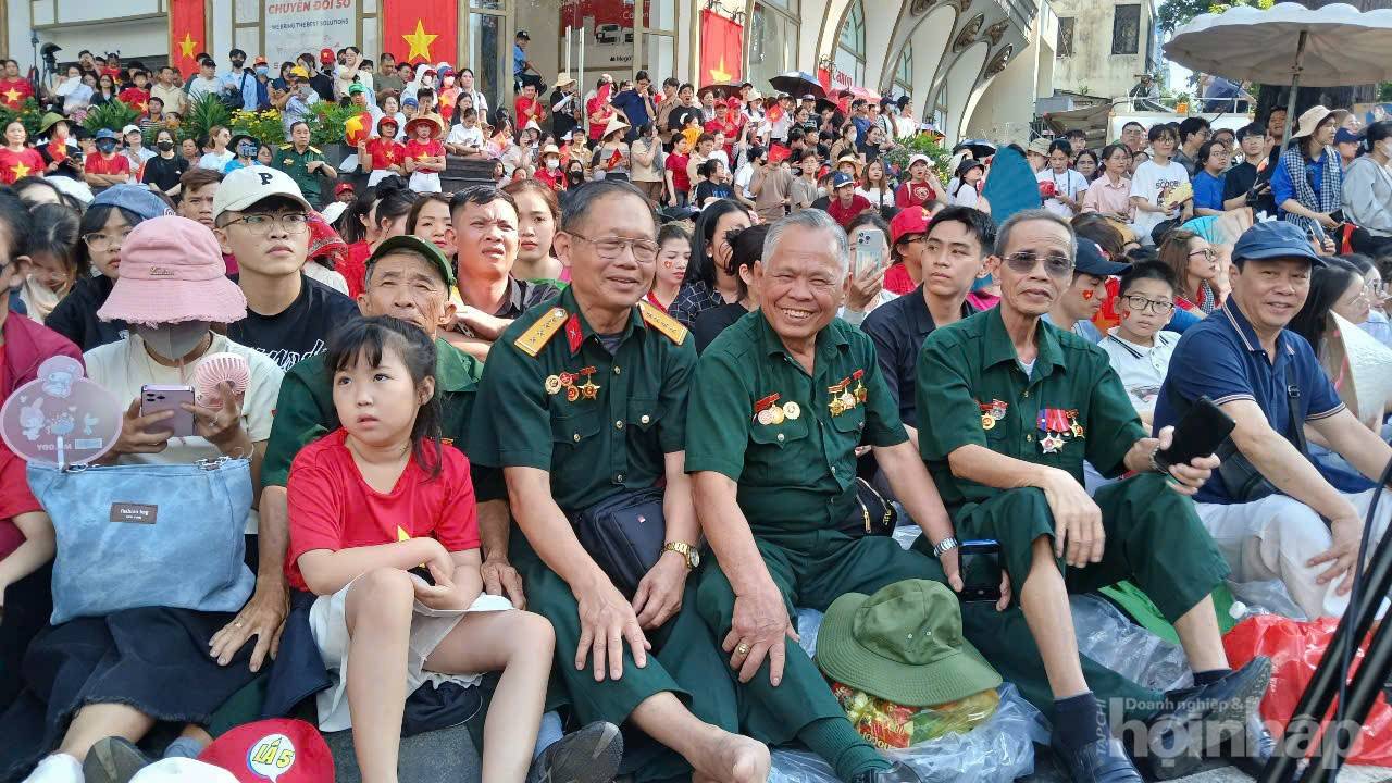 Từng đoàn diễu binh sải bước trên các tuyến đường ở TP. Hồ Chí Minh