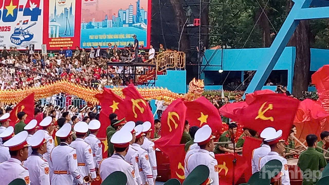 Từng đoàn diễu binh sải bước trên các tuyến đường ở TP. Hồ Chí Minh