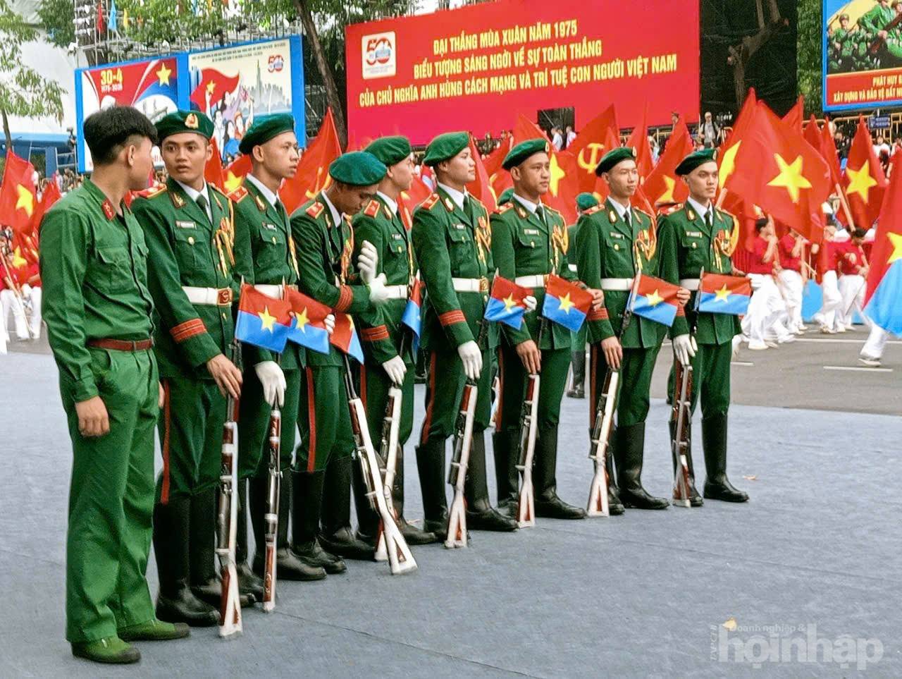 Từng đoàn diễu binh sải bước trên các tuyến đường ở TP. Hồ Chí Minh