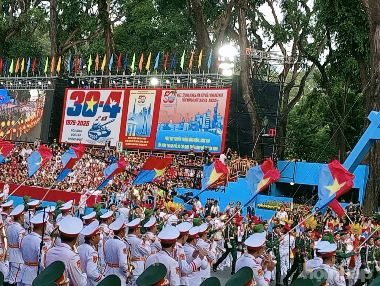 Từng đoàn diễu binh sải bước trên các tuyến đường ở TP. Hồ Chí Minh