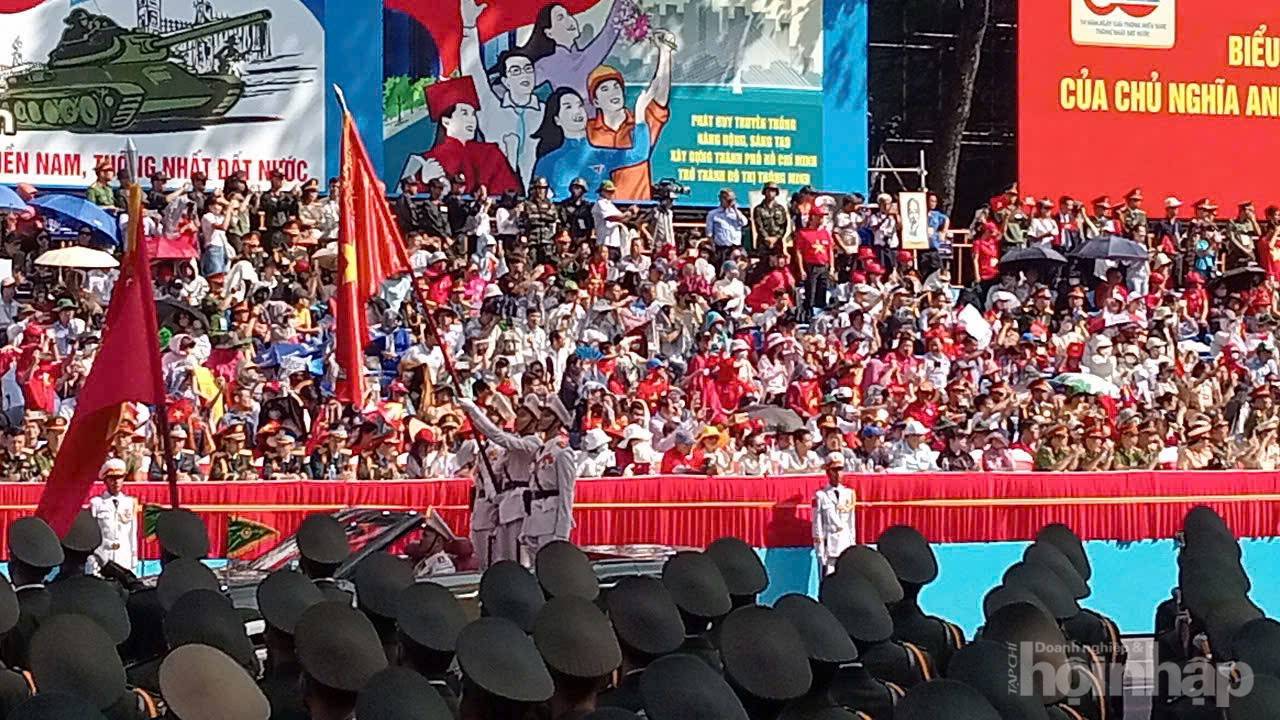 Từng đoàn diễu binh sải bước trên các tuyến đường ở TP. Hồ Chí Minh