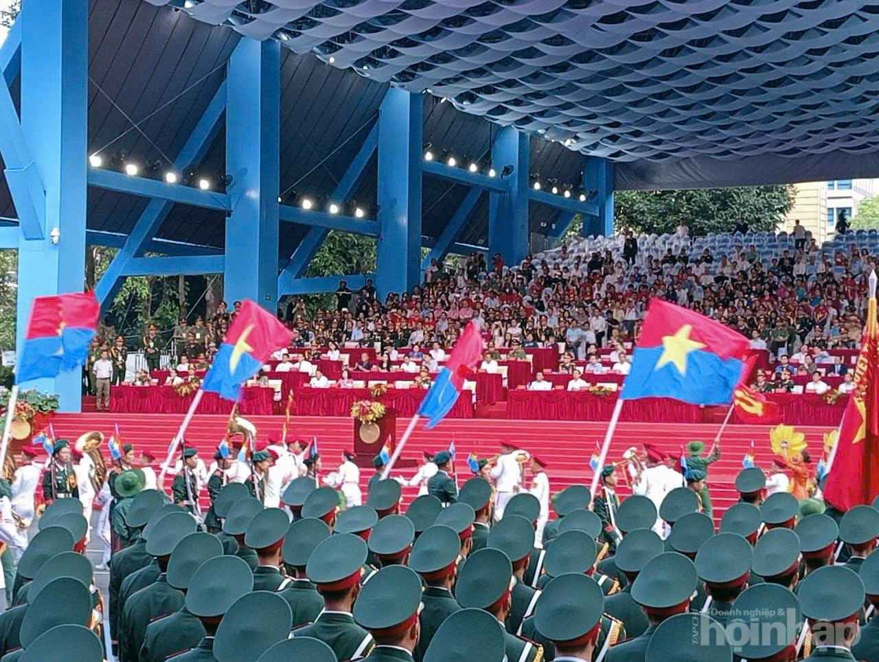 Từng đoàn diễu binh sải bước trên các tuyến đường ở TP. Hồ Chí Minh