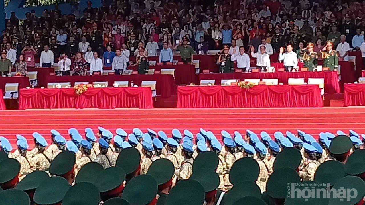 Từng đoàn diễu binh sải bước trên các tuyến đường ở TP. Hồ Chí Minh