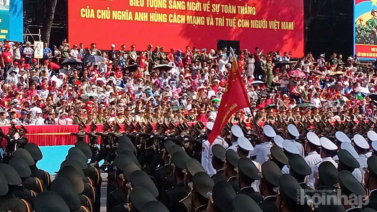 Từng đoàn diễu binh sải bước trên các tuyến đường ở TP. Hồ Chí Minh