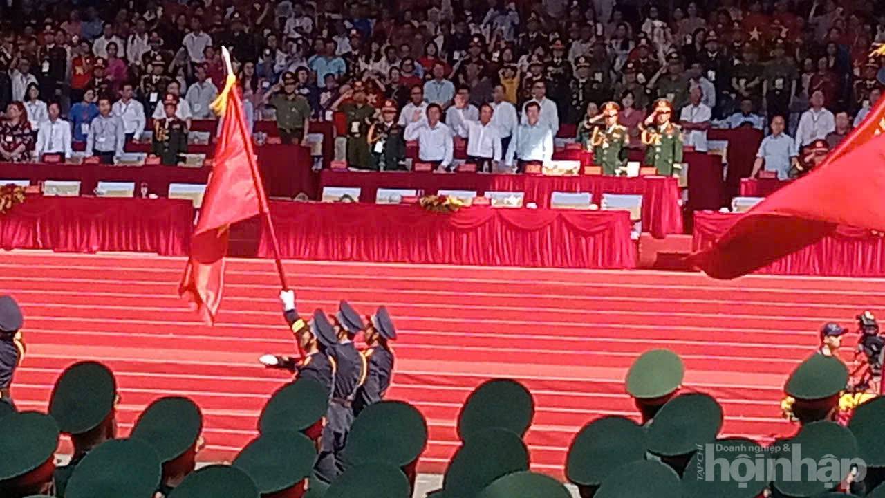 Từng đoàn diễu binh sải bước trên các tuyến đường ở TP. Hồ Chí Minh