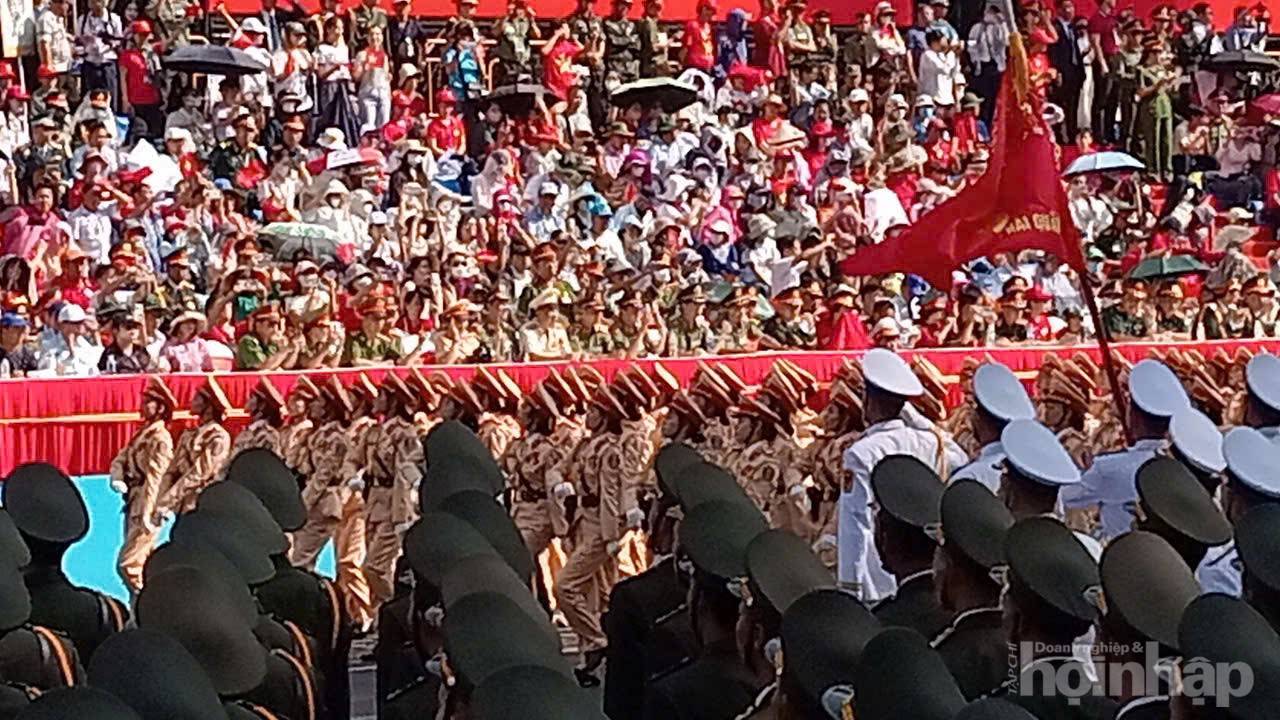 Từng đoàn diễu binh sải bước trên các tuyến đường ở TP. Hồ Chí Minh