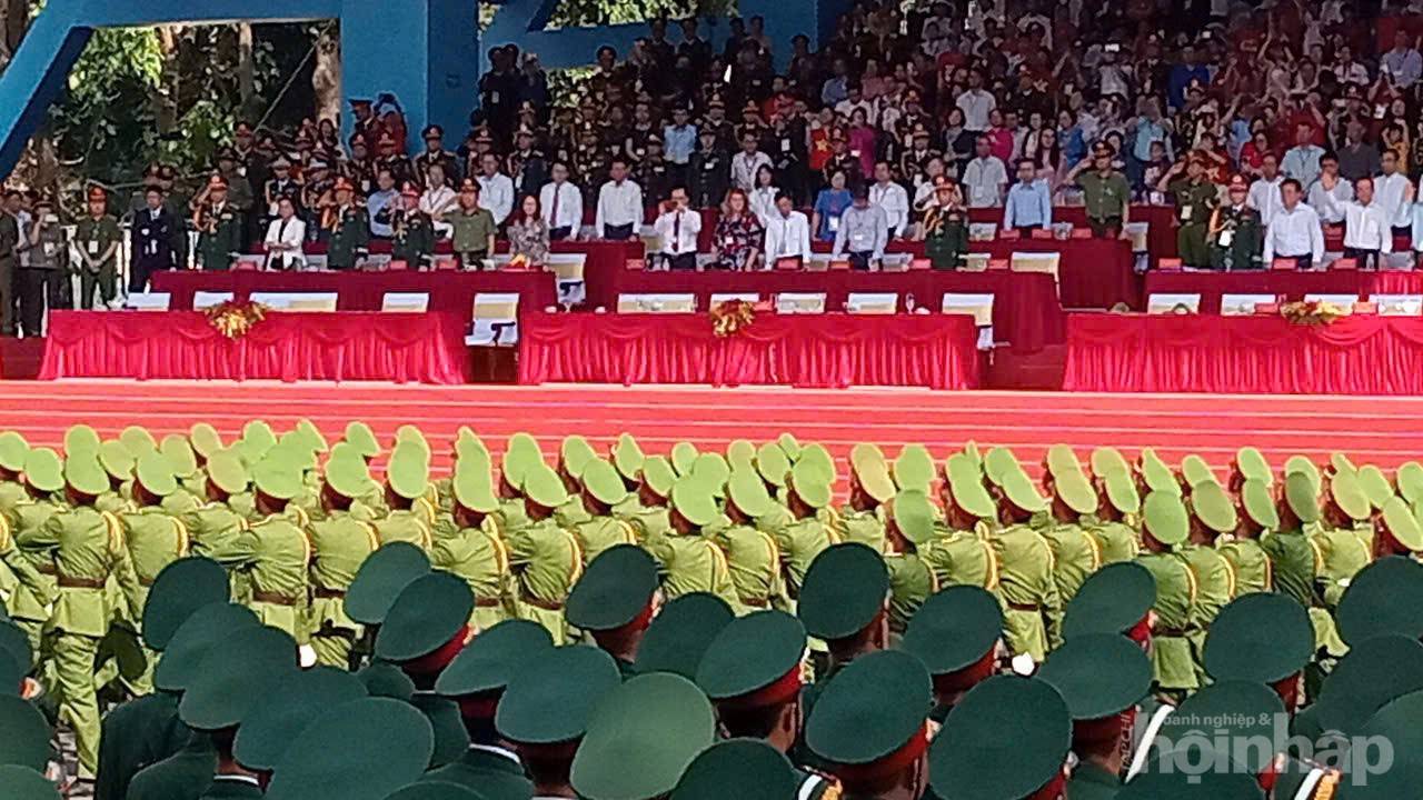 Từng đoàn diễu binh sải bước trên các tuyến đường ở TP. Hồ Chí Minh