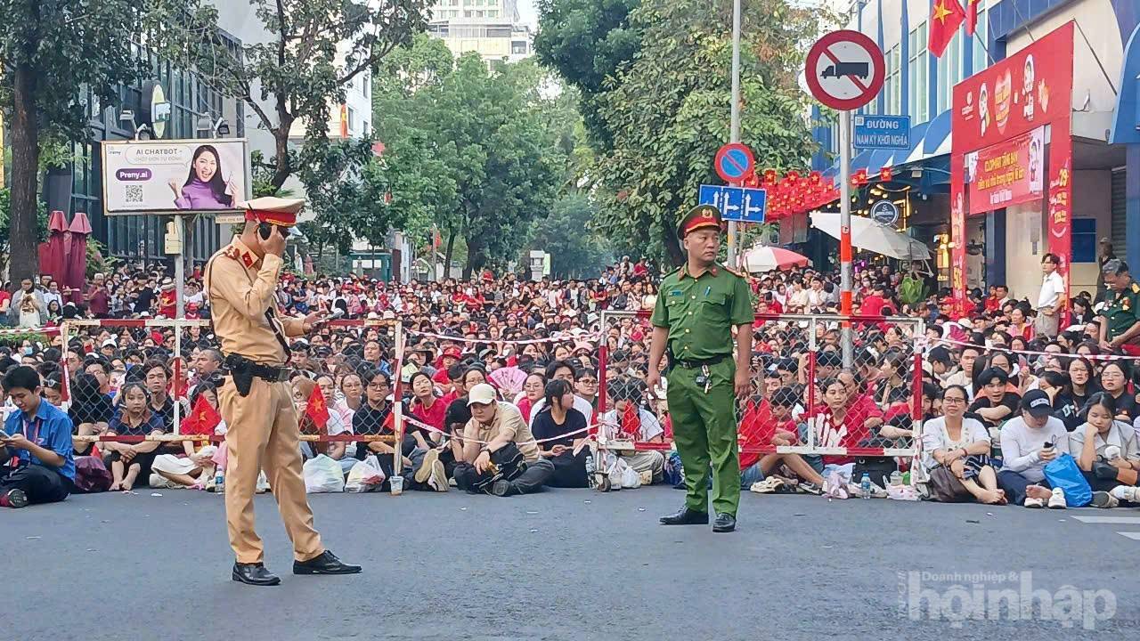 Từng đoàn diễu binh sải bước trên các tuyến đường ở TP. Hồ Chí Minh