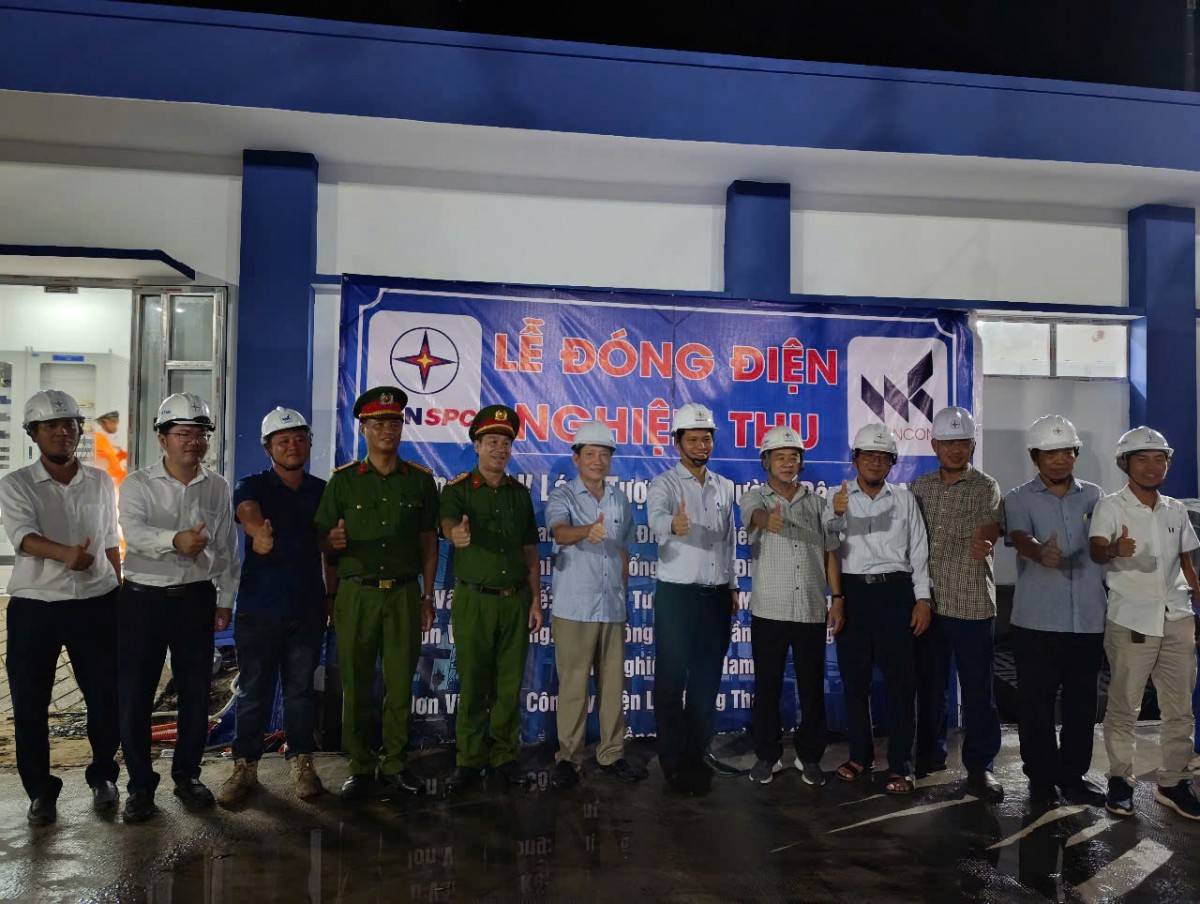 Các đơn vị vui mừng khi công trình Trạm biến áp 110kV Thanh Bình và đường dây đấu nối tỉnh Đồng Tháp đóng điện thành công sau gần 5 tháng nỗ lực thi công