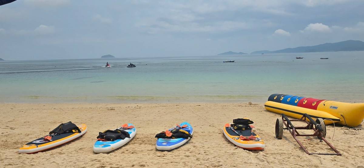 Trở lại với Cô Tô hôm nay, là đến với một thiên đường biển đảo trong lành, nơi có nước biển xanh như ngọc và bầu trời thăm thẳm lồng lộng gió khơi