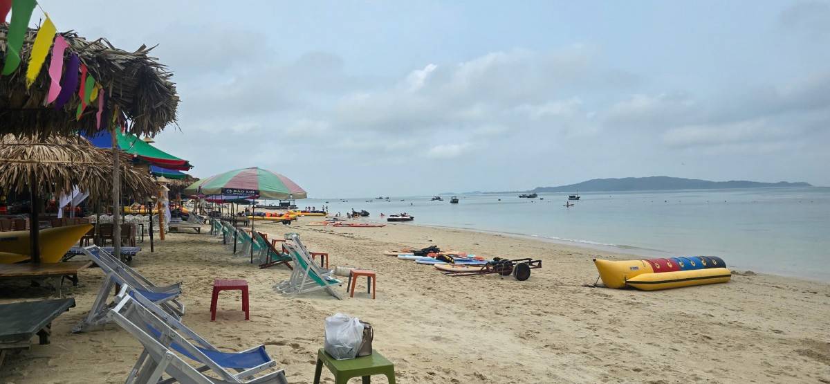 Trở lại với Cô Tô hôm nay, là đến với một thiên đường biển đảo trong lành, nơi có nước biển xanh như ngọc và bầu trời thăm thẳm lồng lộng gió khơi