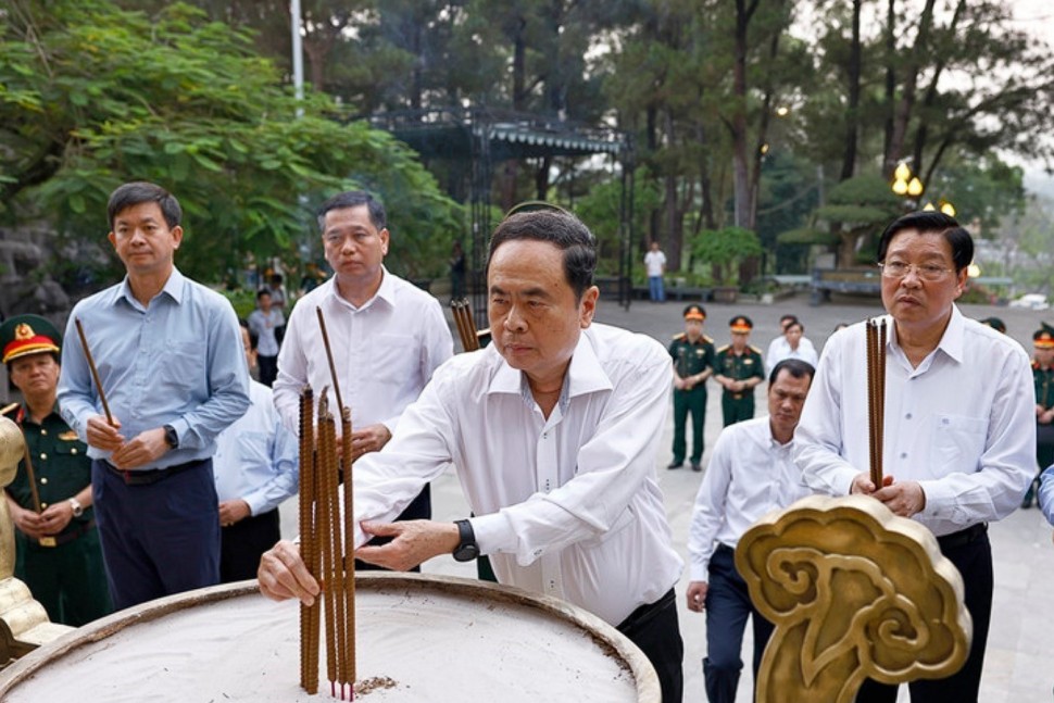 Chủ tịch Quốc hội cùng nhiều lãnh đạo Đảng, Nhà nước đến dâng hương tưởng niệm các anh hùng liệt sĩ tại Quảng Trị