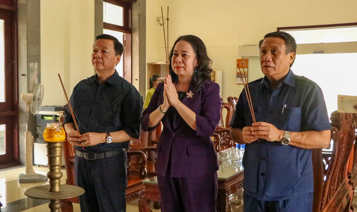 Chủ tịch Quốc hội cùng nhiều lãnh đạo Đảng, Nhà nước đến dâng hương tưởng niệm các anh hùng liệt sĩ tại Quảng Trị