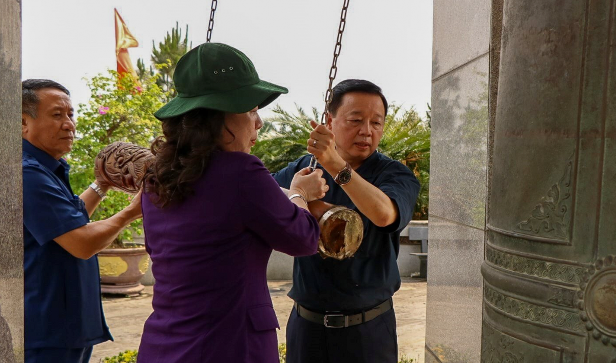 Chủ tịch Quốc hội cùng nhiều lãnh đạo Đảng, Nhà nước đến dâng hương tưởng niệm các anh hùng liệt sĩ tại Quảng Trị