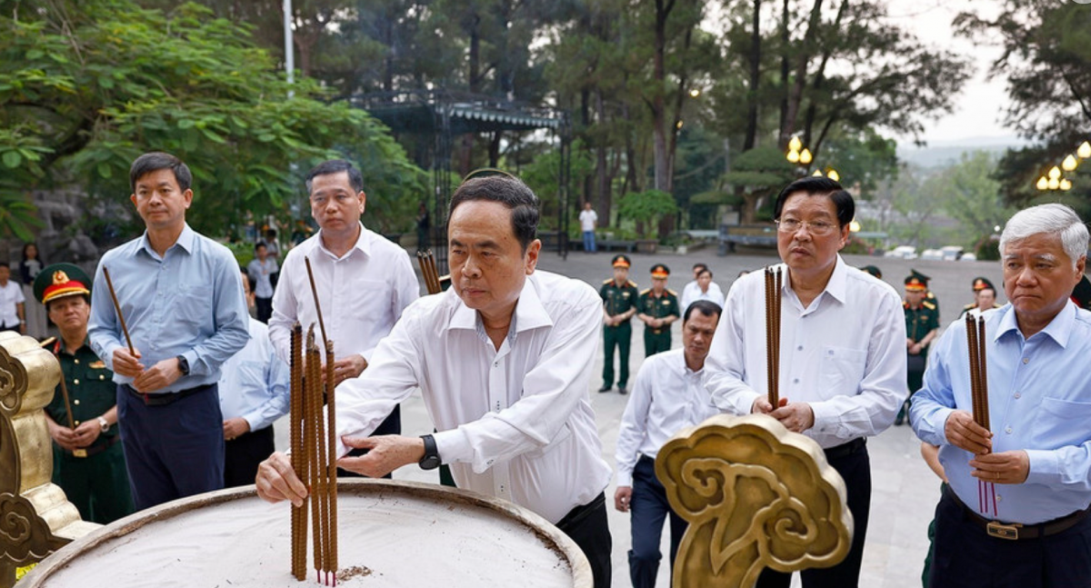 Chủ tịch Quốc hội cùng nhiều lãnh đạo Đảng, Nhà nước đến dâng hương tưởng niệm các anh hùng liệt sĩ tại Quảng Trị