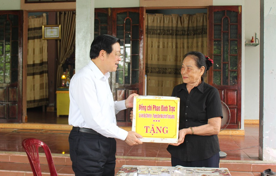 Trưởng Ban Nội chính Trung ương Phan Đình Trạc thăm và tặng quà gia đình chính sách tại Quảng Trị