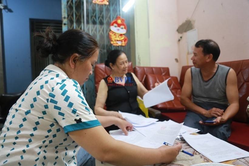 TP Thanh Hoá tổ chức phát phiếu lấy ý kiến trực tiếp tại gia đình. TP Thanh Hoá tổ chức phát phiếu lấy ý kiến trực tiếp tại gia đình.