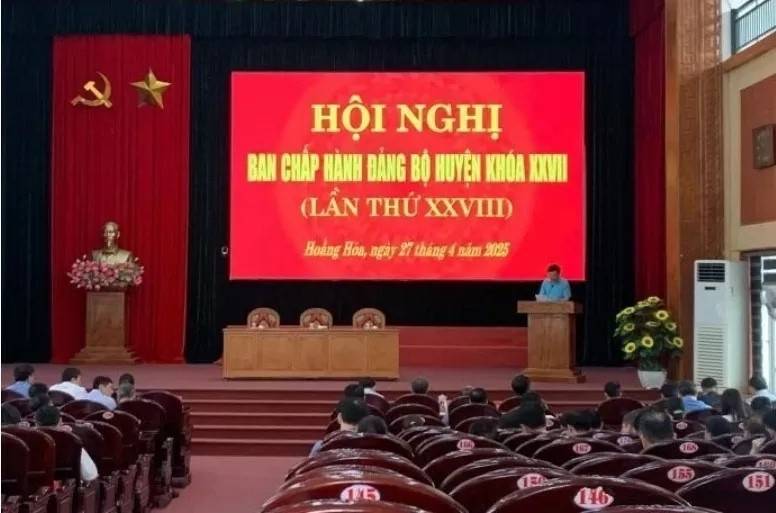 Huyện Hoằng Hóa tổ chức họp bàn để điều chỉnh tên gọi sau sáp nhập xã. Ảnh: Hoanghoa.thanhhoa.gov.vn Huyện Hoằng Hóa tổ chức họp bàn để điều chỉnh tên gọi sau sáp nhập xã. Ảnh: Hoanghoa.thanhhoa.gov.vn