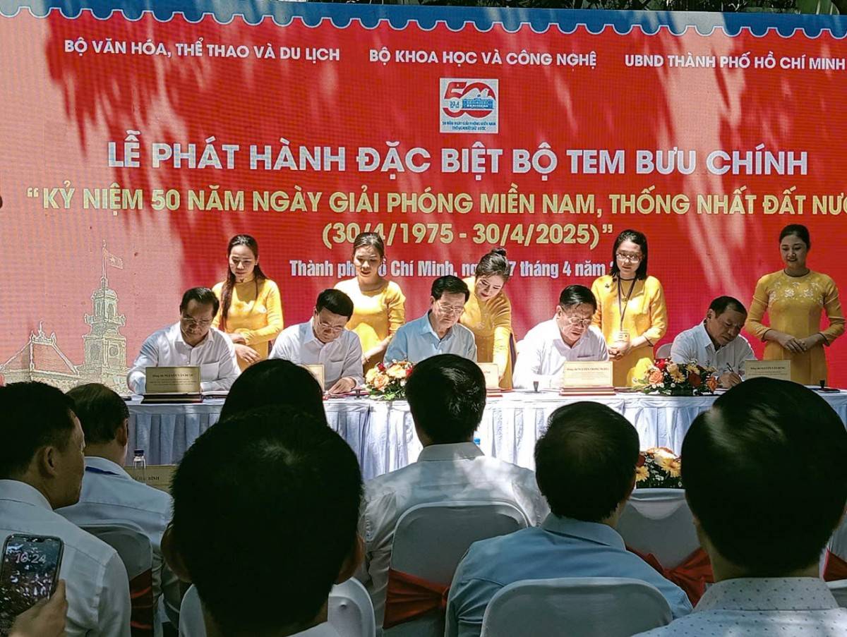 nghi thức phát hành đặc biệt bộ tem bưu chính “Kỷ niệm 50 năm Ngày Giải phóng miền Nam, thống nhất đất nước (30/4/1975 - 30/4/2025)” nghi thức phát hành đặc biệt bộ tem bưu chính “Kỷ niệm 50 năm Ngày Giải phóng miền Nam, thống nhất đất nước (30/4/1975 - 30/4/2025)”