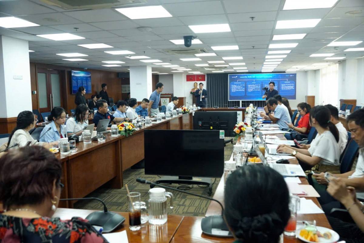 Quang cảnh buổi gặp gỡ báo chí