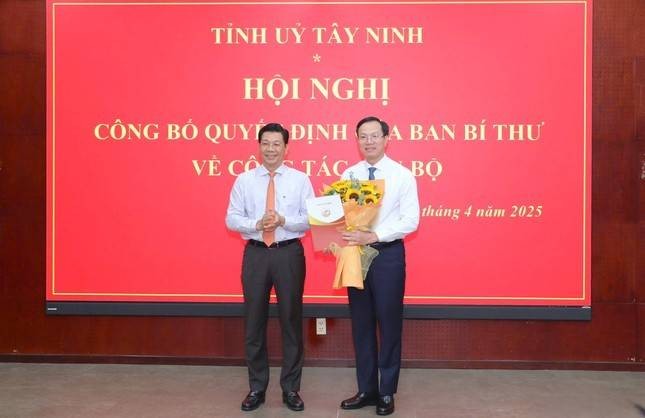 Ông Nguyễn Mạnh Hùng, Bí thư Tỉnh ủy tỉnh Tây Ninh trao quyết định cho ông Đoàn Trung Kiên. Ảnh: Báo Sài Gòn Giải phóng.