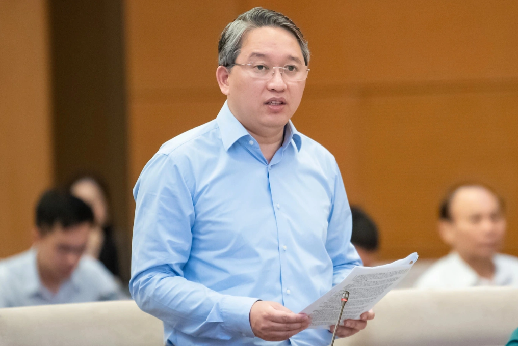 Bộ trưởng Bộ Tư pháp- Nguyễn Hải Ninh trình bày tham luận trước Chính phủ