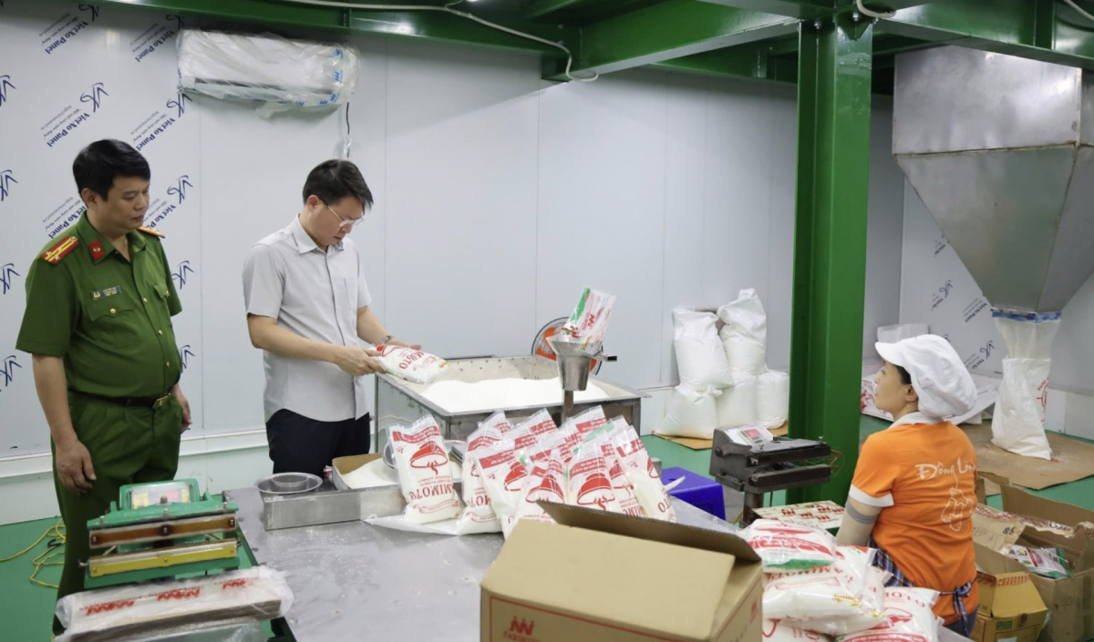 Các sản phẩm hàng giả được Công ty TNHH Famimoto Việt Nam bán cho các bếp ăn tại các khu công nghiệp, nguy cơ ảnh hưởng đến sức khỏe của người lao động. Ảnh: Công an tỉnh Phú Thọ