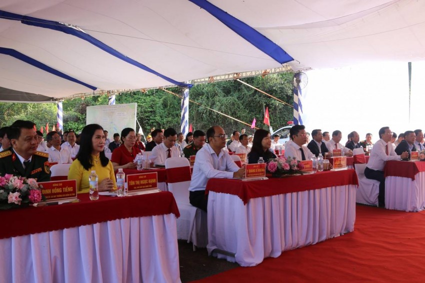 Đắk Nông khởi công đường gom, cầu vượt cao tốc Bắc - Nam, chào mừng 50 năm Ngày Giải phóng miền Nam