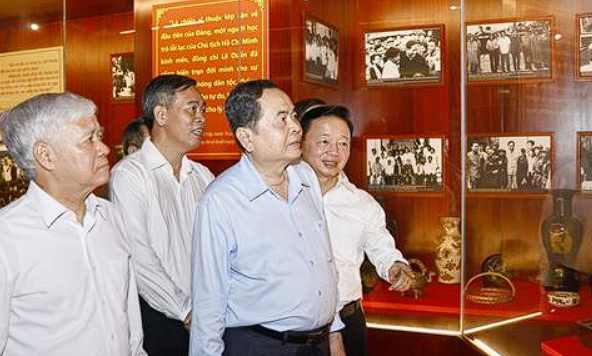 Chủ tịch Quốc hội cùng nhiều lãnh đạo Đảng, Nhà nước đến dâng hương tưởng niệm các anh hùng liệt sĩ tại Quảng Trị