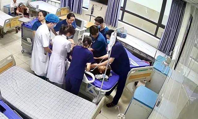 Bác sĩ bị tấn công khi đang cấp cứu bệnh nhân ở Phú Thọ