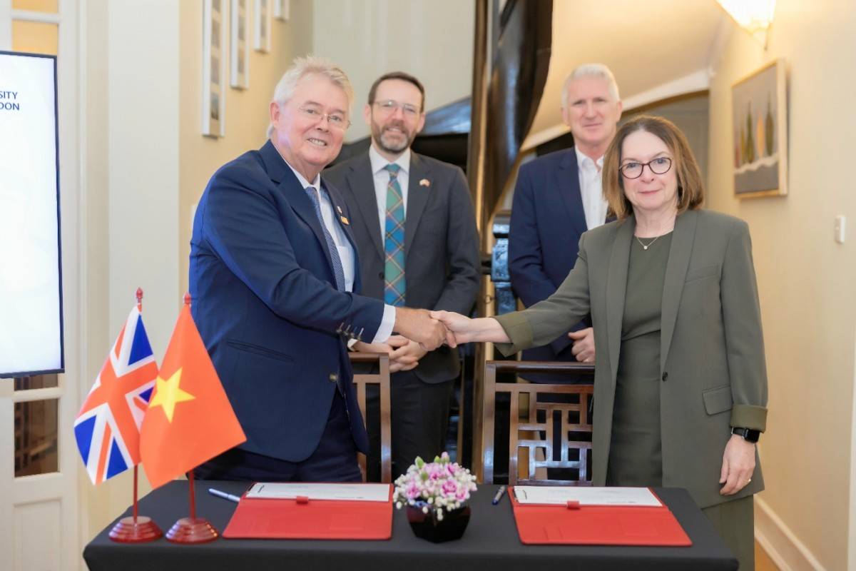Giáo sư Raymond Gordon – Hiệu trưởng BUV (trái)  và Giáo sư Wendy Thomson – Hiệu trưởng Đại học London (phải) ký kết hợp tác dưới sự chứng kiến của ông Iain Frew – Đại sứ Anh (trái sau) và ông James Shipton – Giám đốc Hội đồng Anh (phải sau).
