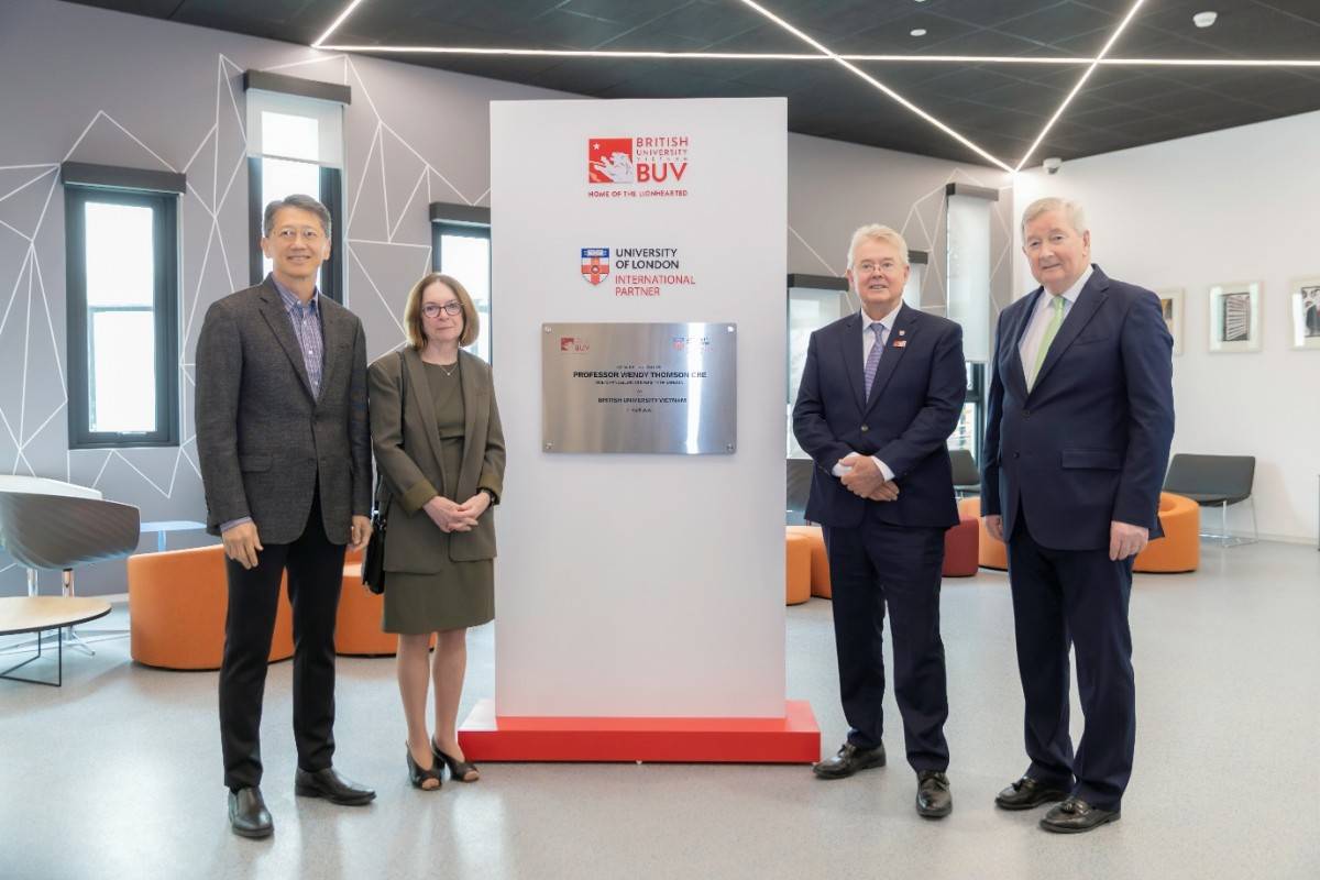 Từ trái sang: Ông Dato’ Loy Teik Ngan – Chủ tịch Tập đoàn Taylor’s Education, Giáo sư Wendy Thomson – Hiệu trưởng Đại học London, Giáo sư Raymond Gordon – Hiệu trưởng BUV và Giáo sư Michael Driscoll – Chủ tịch Hội đồng Trường BUV. 