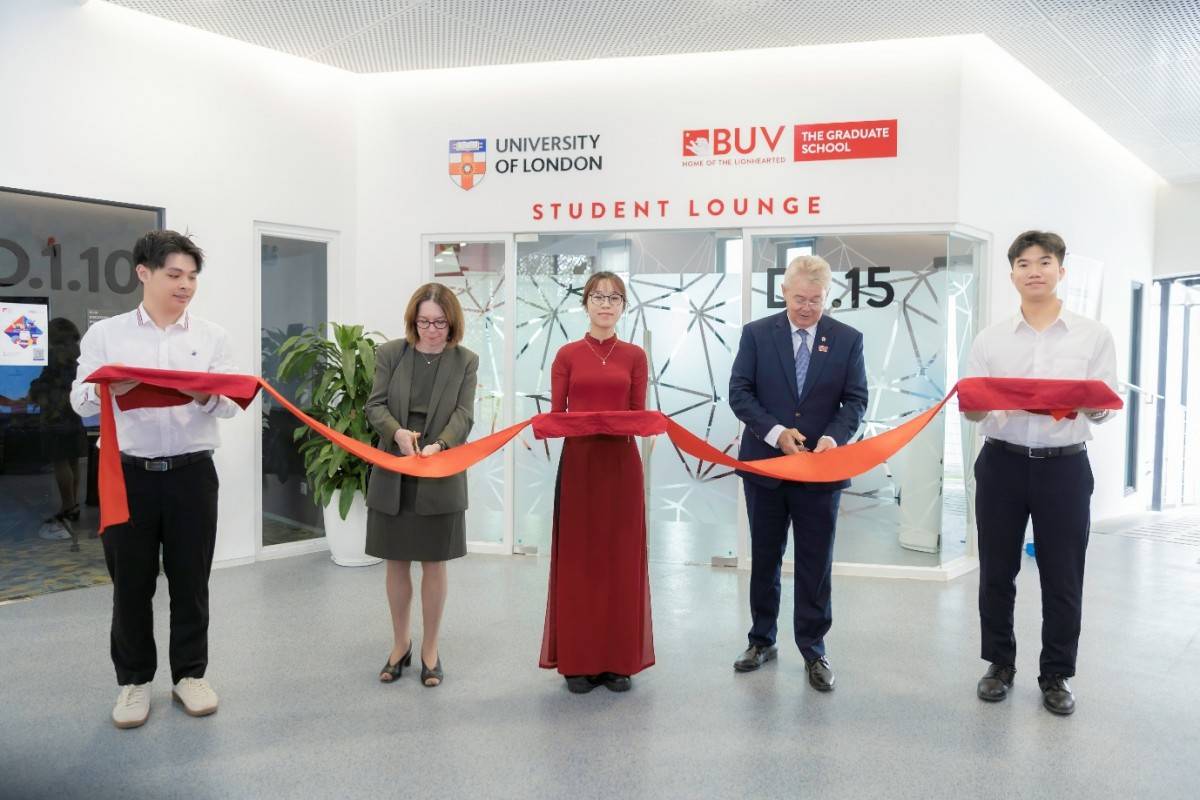 Giáo sư Wendy Thomson – Hiệu trưởng Đại học London và Giáo sư  Raymond Gordon (trái) – Hiệu trưởng BUV  cắt băng khai trương không gian học tập Student Lounge.