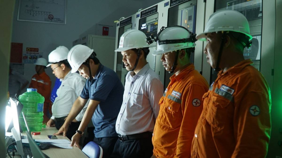 Lãnh đạo EVNSPC chỉ đạo đóng điện công trình Trạm biến áp 110kV Tân Phú Thạnh và đường dây đấu nối, tỉnh Hậu Giang, khuya ngày 27/4/2025 Lãnh đạo EVNSPC chỉ đạo đóng điện công trình Trạm biến áp 110kV Tân Phú Thạnh và đường dây đấu nối, tỉnh Hậu Giang, khuya ngày 27/4/2025