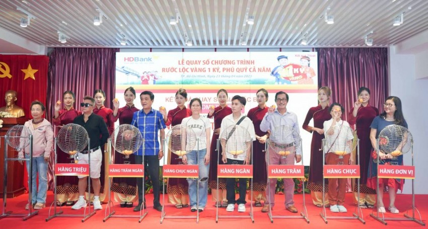 Các khách hàng cùng tham gia quay số lồng cầu để tìm ra chủ nhân của các giải thưởng giá trị