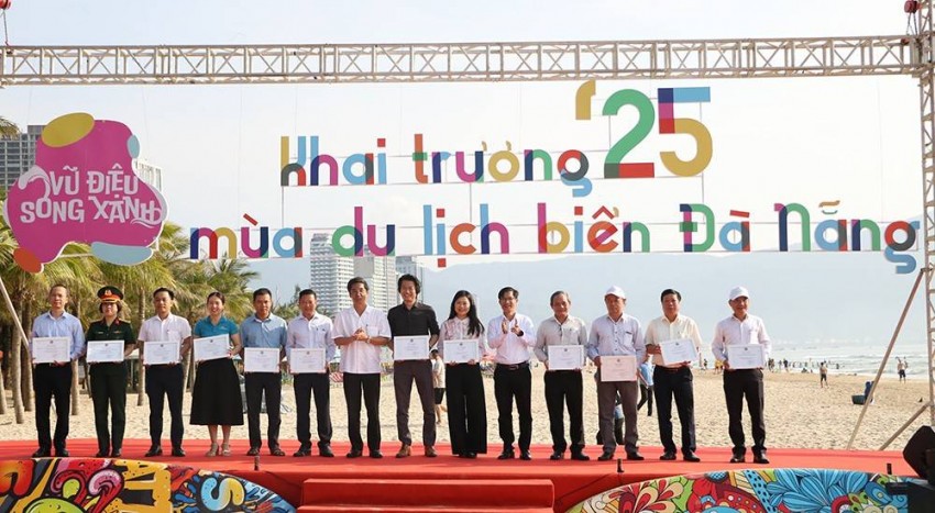 Phó Chủ tịch UBND thành phố Trần Chí Cường trao chứng nhận cho các đơn vị, cá nhân tham gia ủng hộ cây dừa để thành phố trồng dọc bờ biển