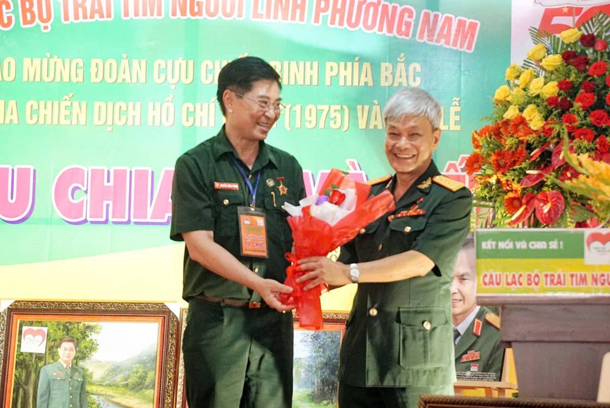 Chủ tịch CLB Trái tim Người lính phương Nam tặng hoa đến Đại tá Trần Trường Huấn Chủ tịch CLB Trái tim Người lính phương Nam tặng hoa đến Đại tá Trần Trường Huấn