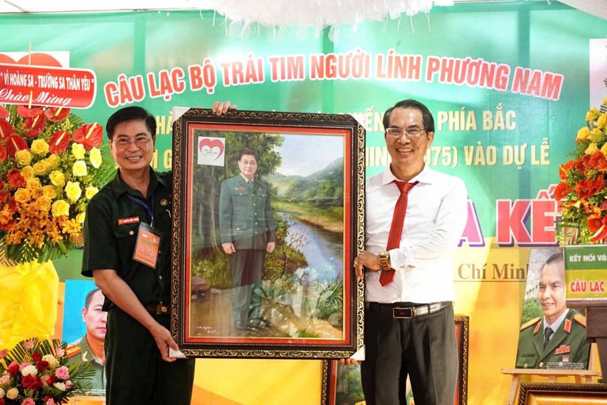 Họa sĩ Như Ngọc mến mộ Tâm Đức và sự cống hiến của các tướng lĩnh vì dân, vì nước nên thao thức miệt mài ngày đêm vẽ nhiều tranh tặng cho các tướng lĩnh mà Họa sĩ mến mộ, trong đó có Chủ tịch CLB Trái tim Người lính Phương Nam. Họa sĩ Như Ngọc mến mộ Tâm Đức và sự cống hiến của các tướng lĩnh vì dân, vì nước nên thao thức miệt mài ngày đêm vẽ nhiều tranh tặng cho các tướng lĩnh mà Họa sĩ mến mộ, trong đó có Chủ tịch CLB Trái tim Người lính Phương Nam.