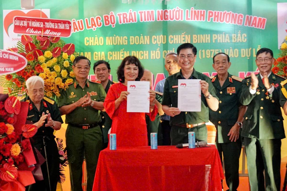 Lễ ký kết của Nhà văn Trầm Hương – Phó Chủ tịch Hội Nhà văn TP. Hồ Chí Minh trao tặng đến CLB Trái tim Người lính Phương Nam toàn bộ bản thảo của Dự án “Khoảnh lặng nước mắt ” Lễ ký kết của Nhà văn Trầm Hương – Phó Chủ tịch Hội Nhà văn TP. Hồ Chí Minh trao tặng đến CLB Trái tim Người lính Phương Nam toàn bộ bản thảo của Dự án “Khoảnh lặng nước mắt ”