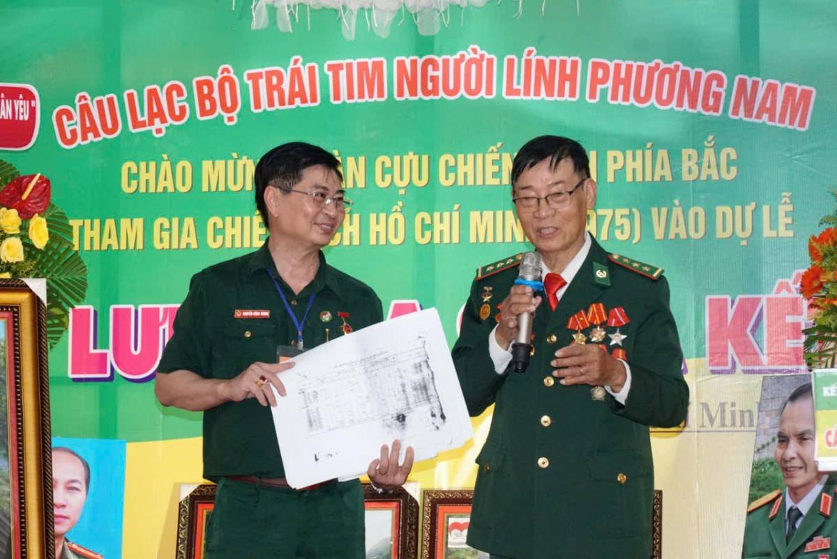 cựu Công an nhân dân Hoàng Minh Duyệt (bên phải) cựu Công an nhân dân Hoàng Minh Duyệt (bên phải)