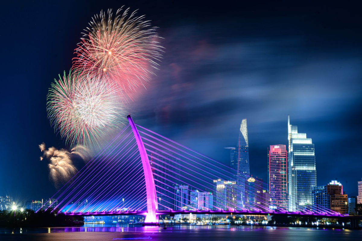 Bừng sáng cầu Ba Son trước đại lễ kỷ niệm 50 năm ngày Giải phóng miền nam